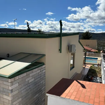 Chalet Con Piscina Privada En * Calles
